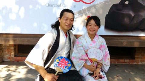和服姿の台湾人父と娘