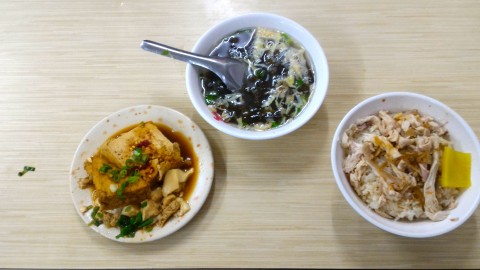 鶏肉飯、わかめスープ、揚豆腐