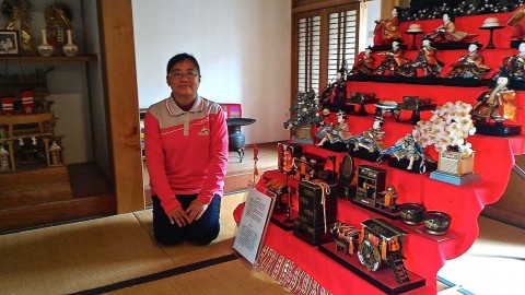 八田與一宅の雛人形とスタッフ