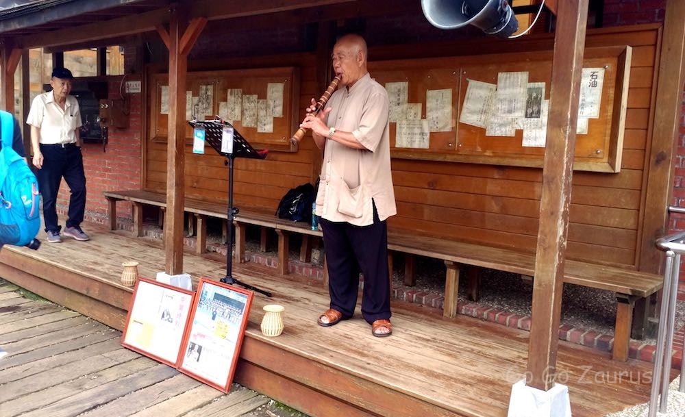 尺八を吹くおじいちゃん。「古城」とか懐かしい日本の曲を演奏してた