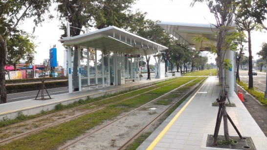 LRT　駅と線路