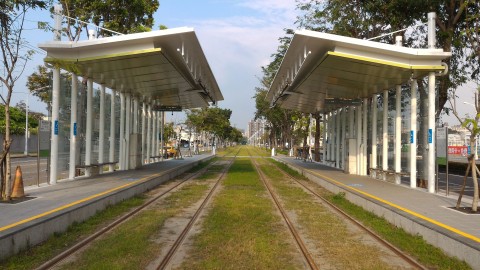 LRT　駅と線路2