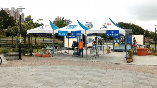 淡水駅前のレンタサイクル店