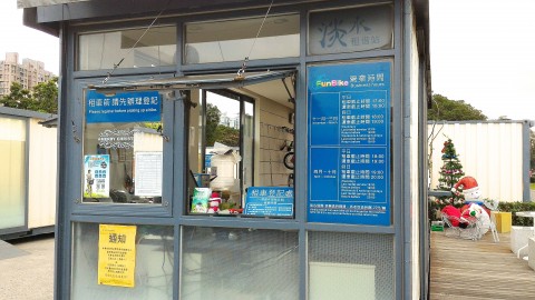 淡水駅前のレンタサイクル店事務所