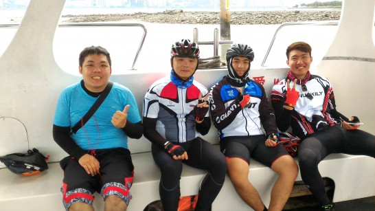 八里から淡水へ渡る台湾人サイクリスト