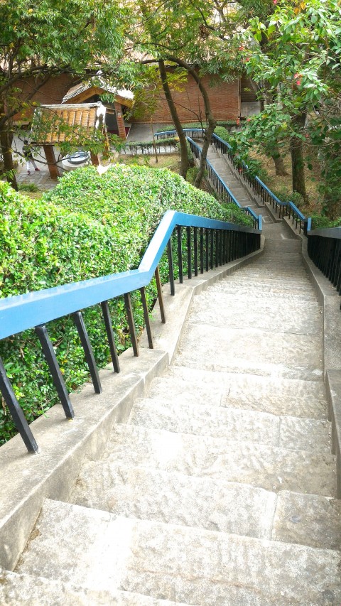 紅毛城丘と下を結ぶ急階段