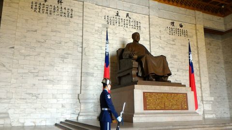 蒋介石像と衛兵
