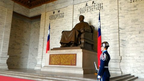 蒋介石像と衛兵2