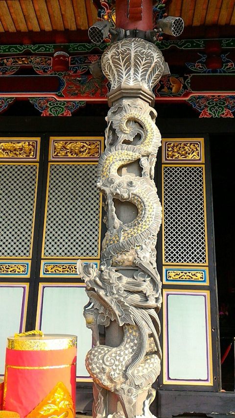 大成殿正面の龍柱