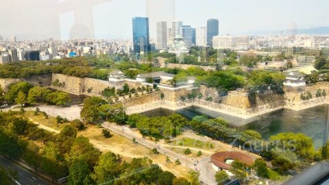 大阪市歴史博物館階段踊り場から大阪城公園