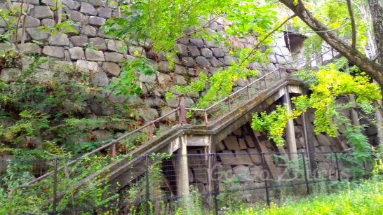 秀頼・淀君ら自刃の碑の上にある通路