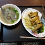 嘉義火鶏肉飯　鶏腿飯と貝スープ