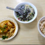 鶏肉飯、わかめスープ、揚豆腐