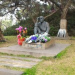 ダムを見下ろす八田與一座像