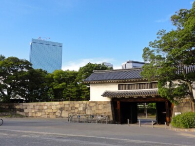 青屋門とクリスタルタワー