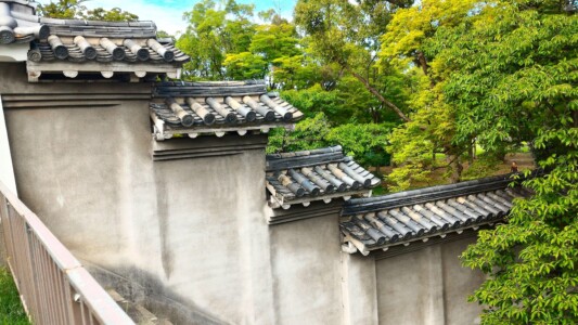 壁の向こうは西の丸庭園