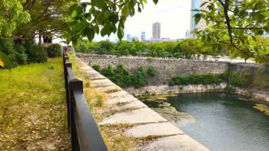 西の丸公園から大手前の坂道