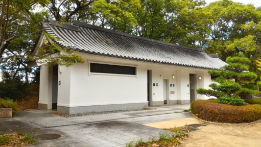 西の丸庭園内トイレ