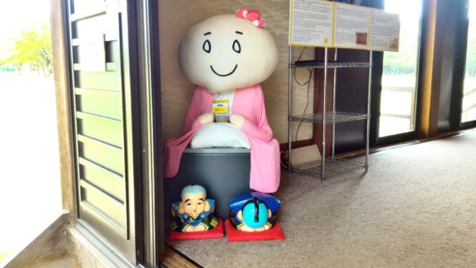 西の丸庭園内・大阪迎賓館入り口ゆるキャラ