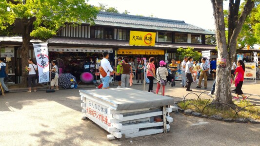 本丸ラジオ体操台と売店