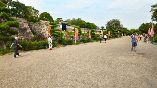 大阪城本丸桜門前の二の丸広場