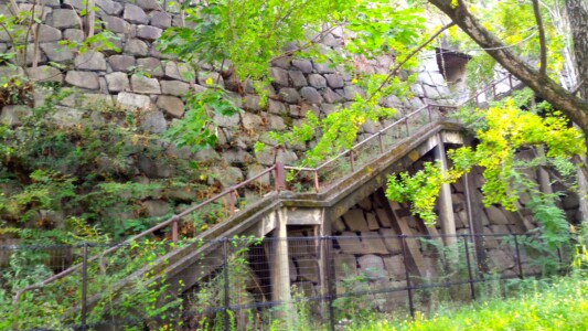秀頼・淀君ら自刃の碑の上にある通路